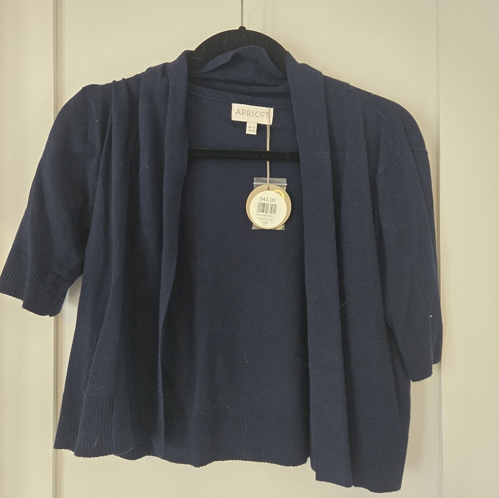 M - Apricot Blue Over the Shoulder